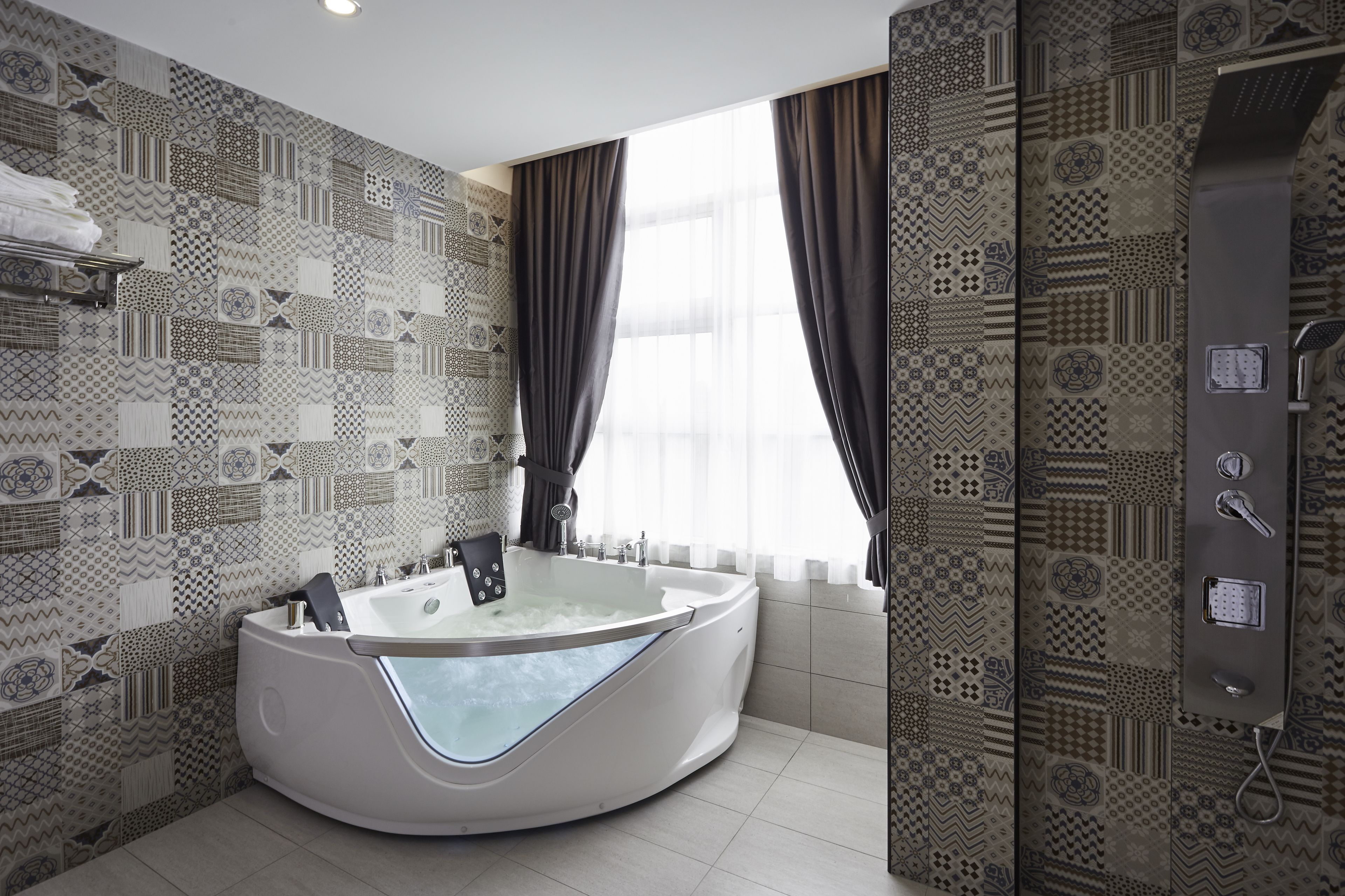 Premium Honeymoon (Bird of Paradise) | Jetted tub