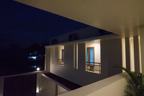 Deluxe Double Room, 1 Queen Bed, Balcony | Balcony - W House (Sleman)