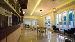 Déjeuner, dîner et souper servis sur place