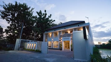 Façade de lâhĂ©bergement - soirĂ©e/nuit