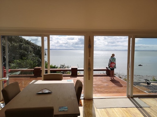 Gorgeous beachfront Kiwi Bach!