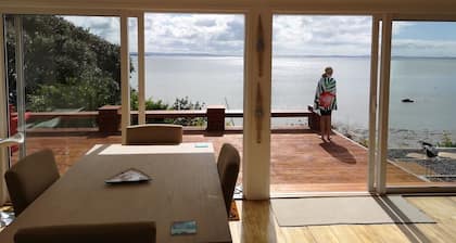 Kiwi Bach en bord de mer magnifique!