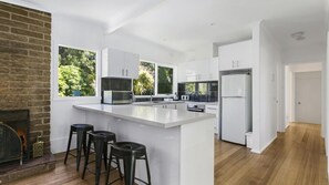 Kjøleskap, mikrobølgeovn, ovn og kokeplater