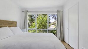 3 bedrooms, bed sheets - Woodlands Retreat Rye (Rye)