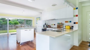 Micro-ondes, four, plaque de cuisson, chaise haute