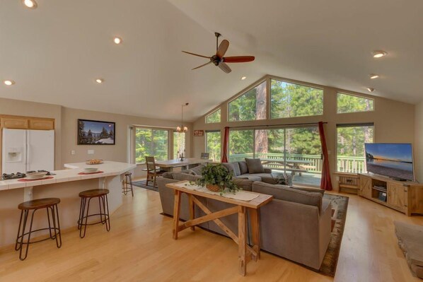 TV connectée, cheminée, lecteur de DVD, baby-foot