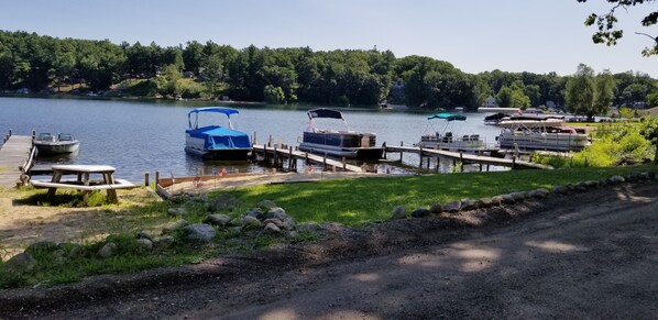 Marina - The Hangout hot tub cottage on Big Pine Island Lake (Belding)