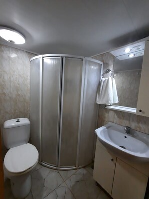 Family Bungalow | Bathroom | Shower, free toiletries, bidet, towels