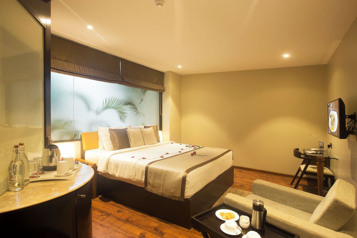 Club Room | Minibar, in-room safe, desk, laptop workspace