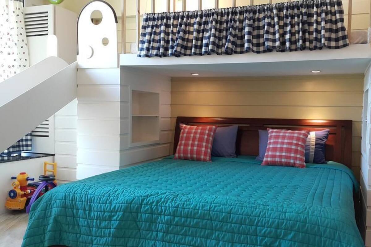 Desk, blackout curtains, rollaway beds, free WiFi