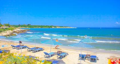 Frangiskos Ena: Private Apt, shared pool. WiFi, A/C, close to the sea.