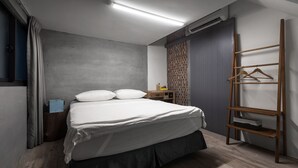 Un dormitorio moderno con una cama, una estantería de escalera de madera y una mesita de noche.