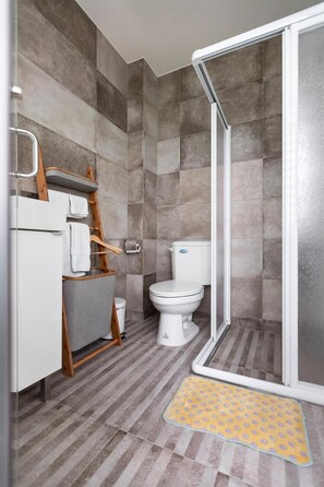 Dusche, kostenlose Toilettenartikel, Haartrockner, Hausschuhe