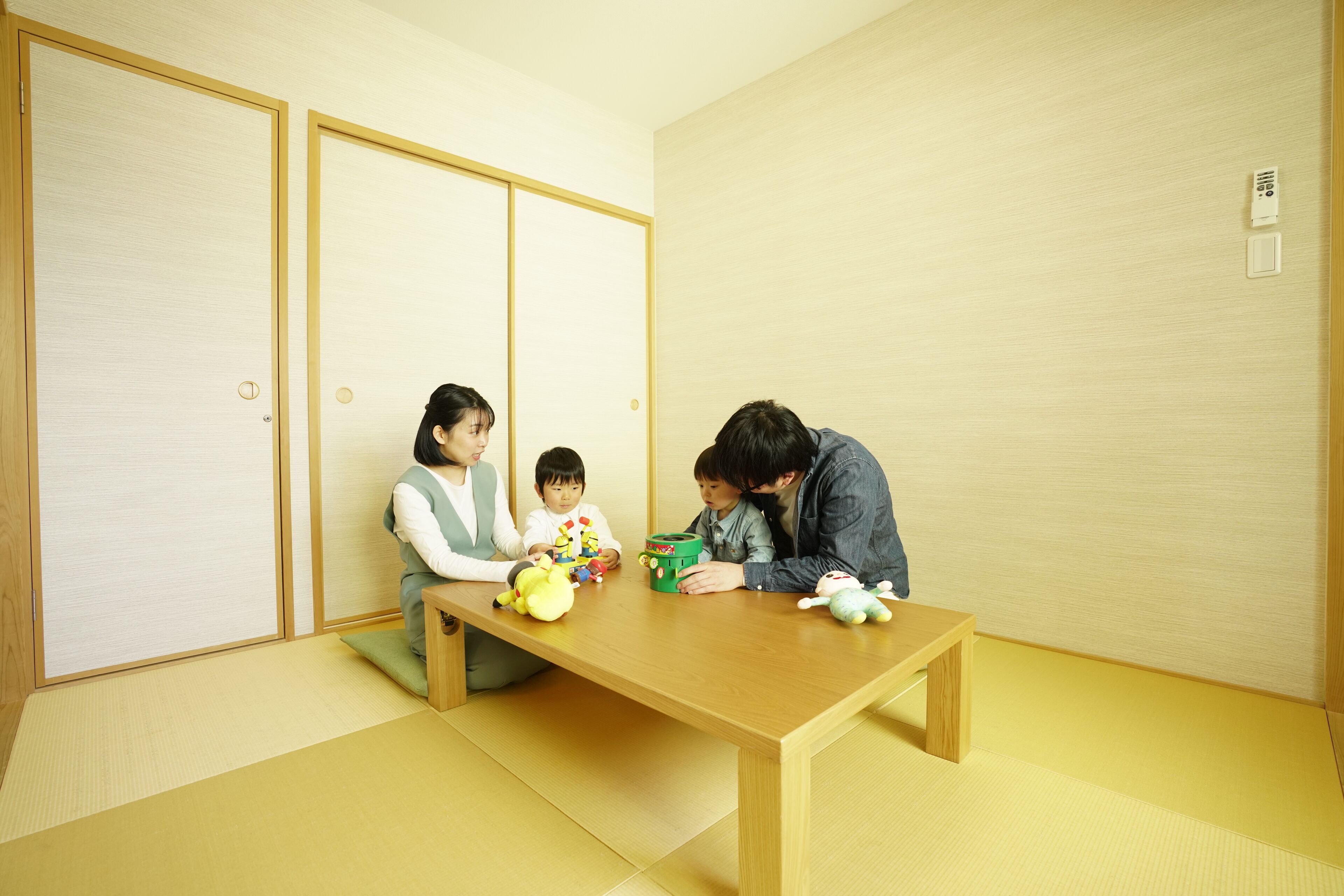 Une pièce de style japonais traditionnel, avec un sol recouvert de tatamis, une basse table en bois et des portes coulissantes.