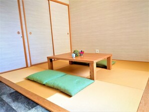 ห้องลักซ์ชัวรี่สวีท (Condominium B Type) | เครื่องนอนระดับพรีเมียม, ผ้านวมขนเป็ด, โต๊ะทำงาน, ห้องเก็บเสียง