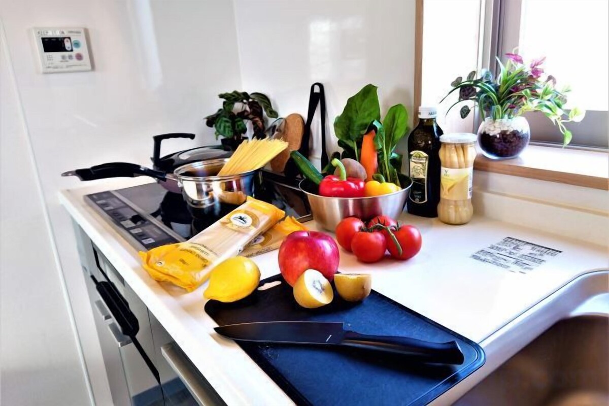Cocina privada | Frigorífico grande, microondas, placa de cocina y hervidor eléctrico
