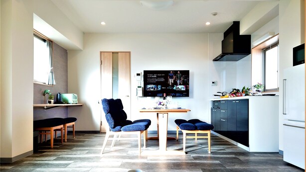 ห้องลักซ์ชัวรี่สวีท (Condominium B Type) | เครื่องนอนระดับพรีเมียม, ผ้านวมขนเป็ด, โต๊ะทำงาน, ห้องเก็บเสียง