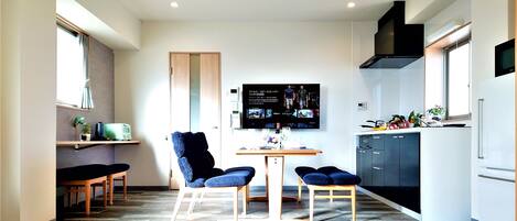 Luxe suite (Condominium B Type) | Luxe beddengoed, donsdekens, een bureau, geluiddichte muren