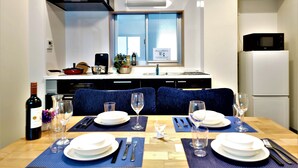ห้องลักซ์ชัวรี่สวีท (Condominium A Type) | เครื่องนอนระดับพรีเมียม, ผ้านวมขนเป็ด, โต๊ะทำงาน, ห้องเก็บเสียง