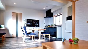 ห้องลักซ์ชัวรี่สวีท (Condominium B Type) | เครื่องนอนระดับพรีเมียม, ผ้านวมขนเป็ด, โต๊ะทำงาน, ห้องเก็บเสียง