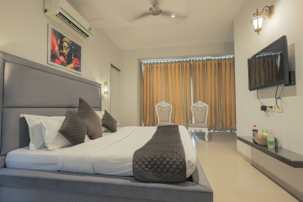 Down duvets, Select Comfort beds, minibar, in-room safe