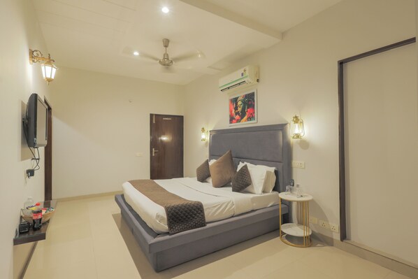 Down duvets, Select Comfort beds, minibar, in-room safe