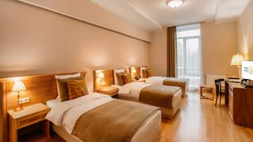 Habitación triple estándar | Ropa de cama hipoalergénica y minibar