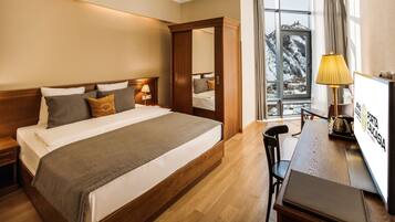 Hypo-allergenic bedding, minibar, in-room safe, desk