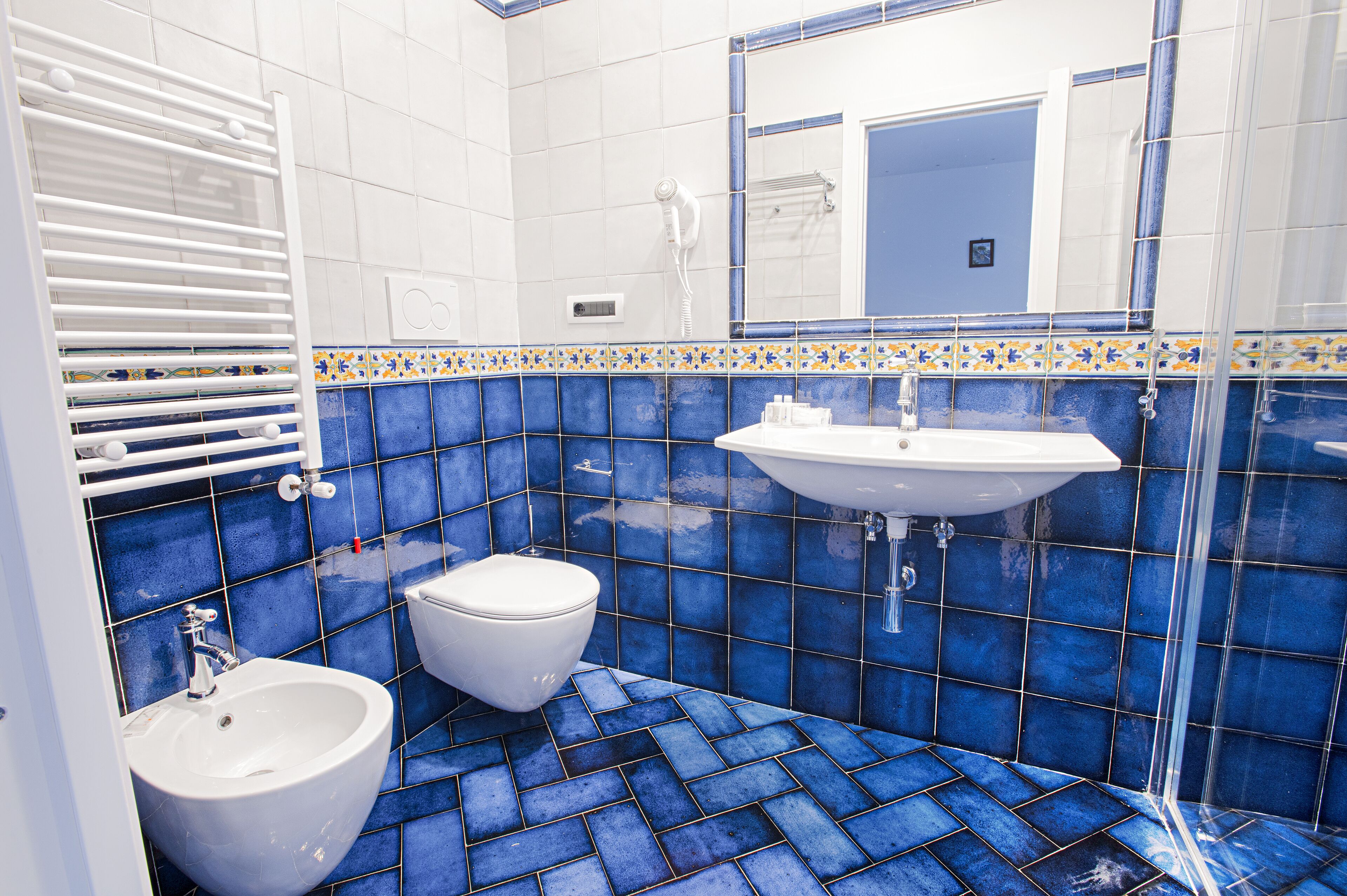 standard double or twin room, sea view | bathroom | shower, rainfall showerhead, free toiletries, hair dryer