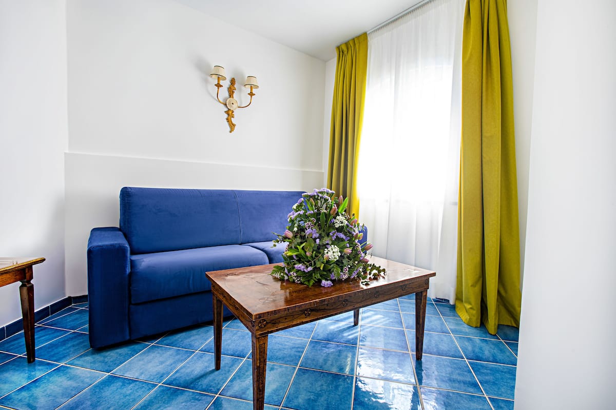 suite, sea view (pandora) | living area | tv