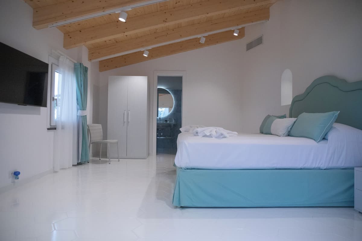 Suite Conca dei Marini | Egyptian cotton sheets, premium bedding, in-room safe, desk