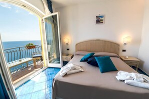 Dobbelt- eller tomannsrom – deluxe, balkong, sjøutsikt | Sengetøy i egyptisk bomull, sengetøy av topp kvalitet og safe på rommet