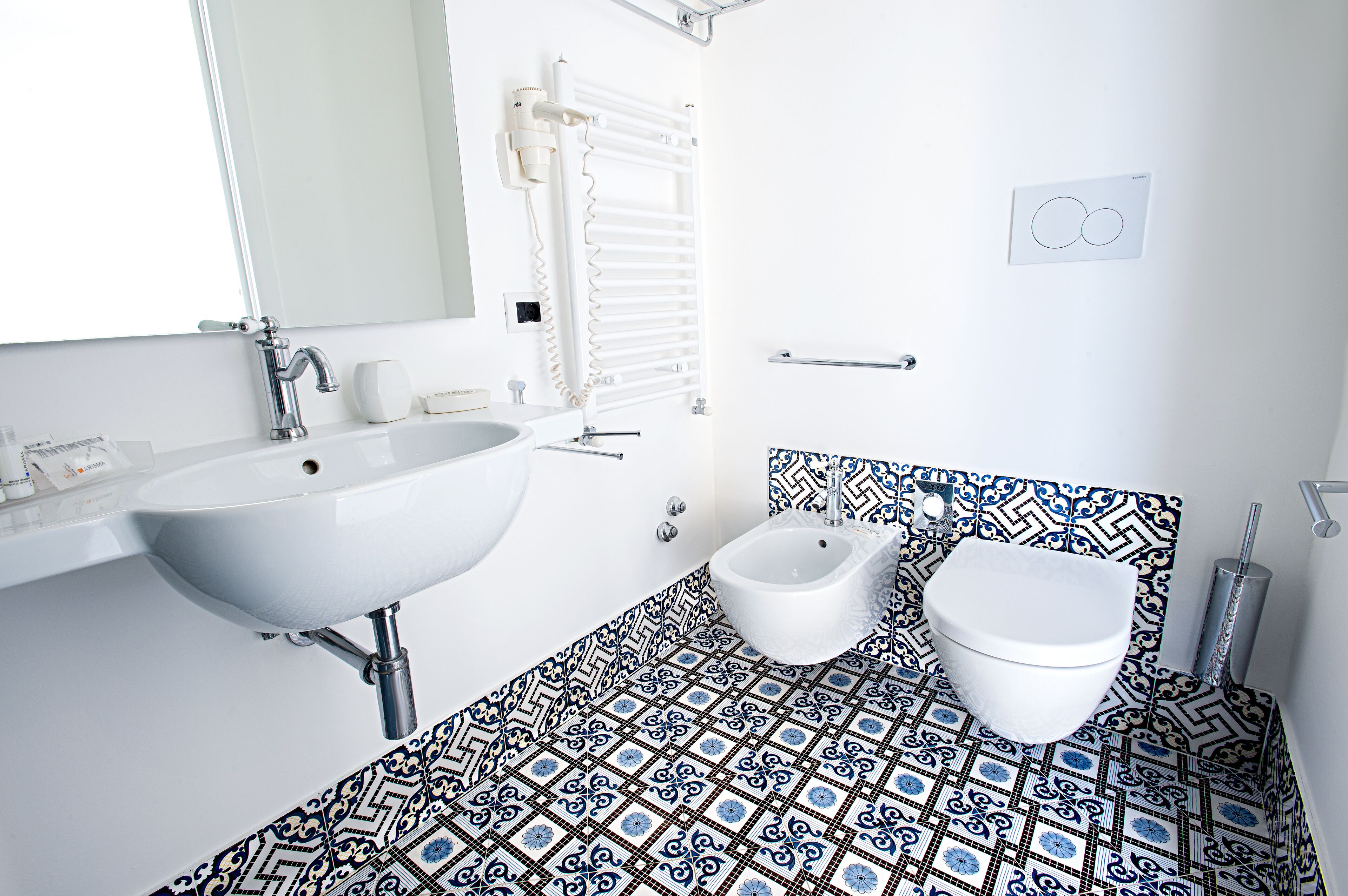 deluxe double or twin room, balcony, sea view | bathroom | shower, rainfall showerhead, free toiletries, hair dryer