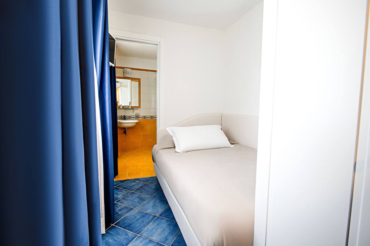 Economy single room | エジプト綿のシーツ、高級寝具、セーフティボックス (室内)、デスク