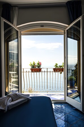 Deluxe-værelse med dobbeltseng eller 2 enkeltsenge - balkon - havudsigt | Egyptiske bomuldslagner, premium-sengetøj, pengeskab på værelset