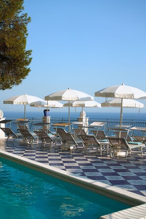 Udendørs pool, åben fra kl. 10.00 til kl. 19.00, liggestole