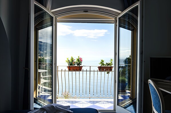 Dobbelt- eller tomannsrom – deluxe, balkong, sjøutsikt | Sengetøy i egyptisk bomull, sengetøy av topp kvalitet og safe på rommet