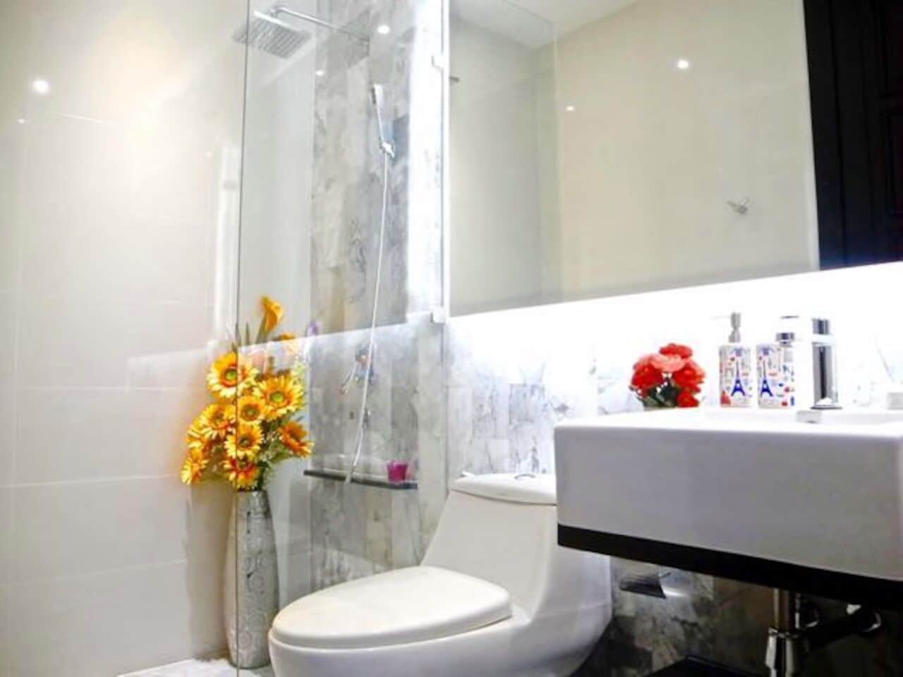 Villa | Bathroom | Shower, hair dryer, bidet, towels