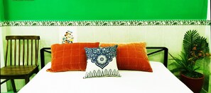 Desk, rollaway beds, free WiFi, bed sheets - The An Nam (Ho Chi Minh City)