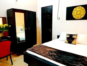 デスク、可動式ベッド、WiFi (無料)、ベッドシーツ