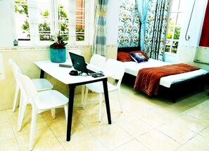 Desk, rollaway beds, free WiFi, bed sheets - The An Nam (Ho Chi Minh City)