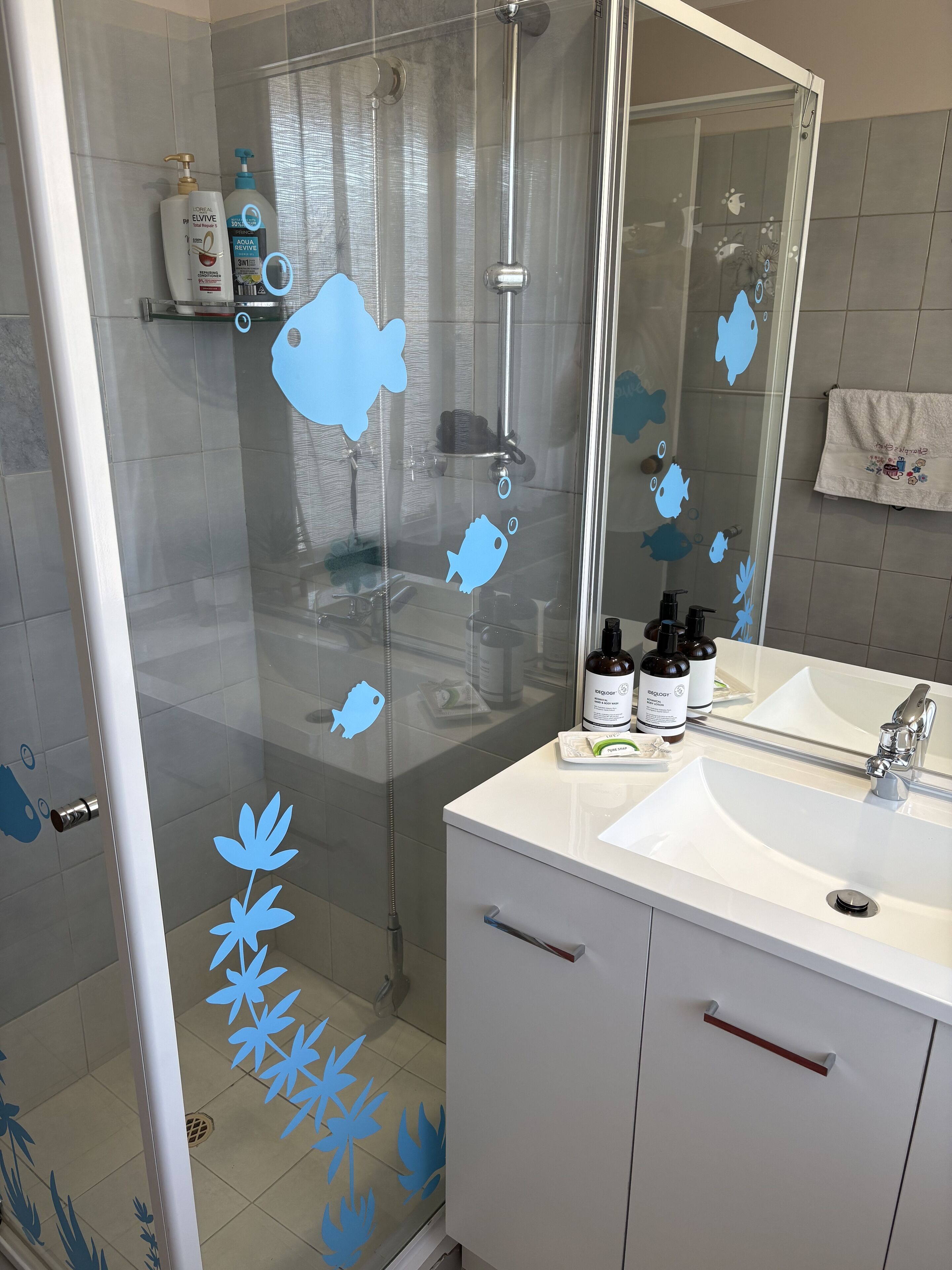 Een douche, een haardroger, handdoeken, zeep