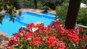 Una piscina con vistas a un paisaje montañoso.