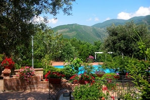 Seasonal outdoor pool, open 10:00 AM to 6:00 PM, sun loungers - Agriturismo La Casa del Ghiro (Pimonte)