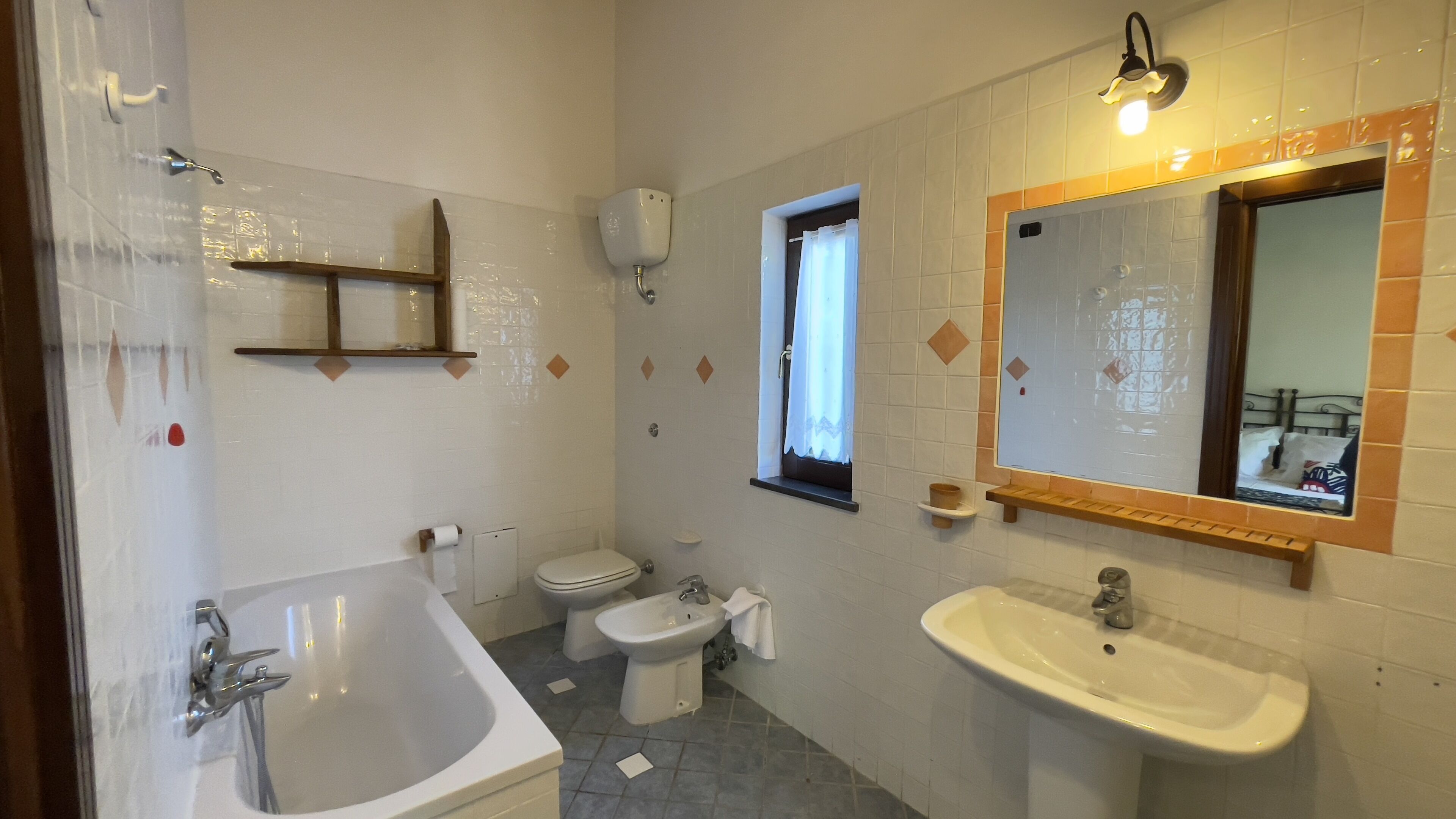 Un baño con bañera, bidé, inodoro y lavamanos.