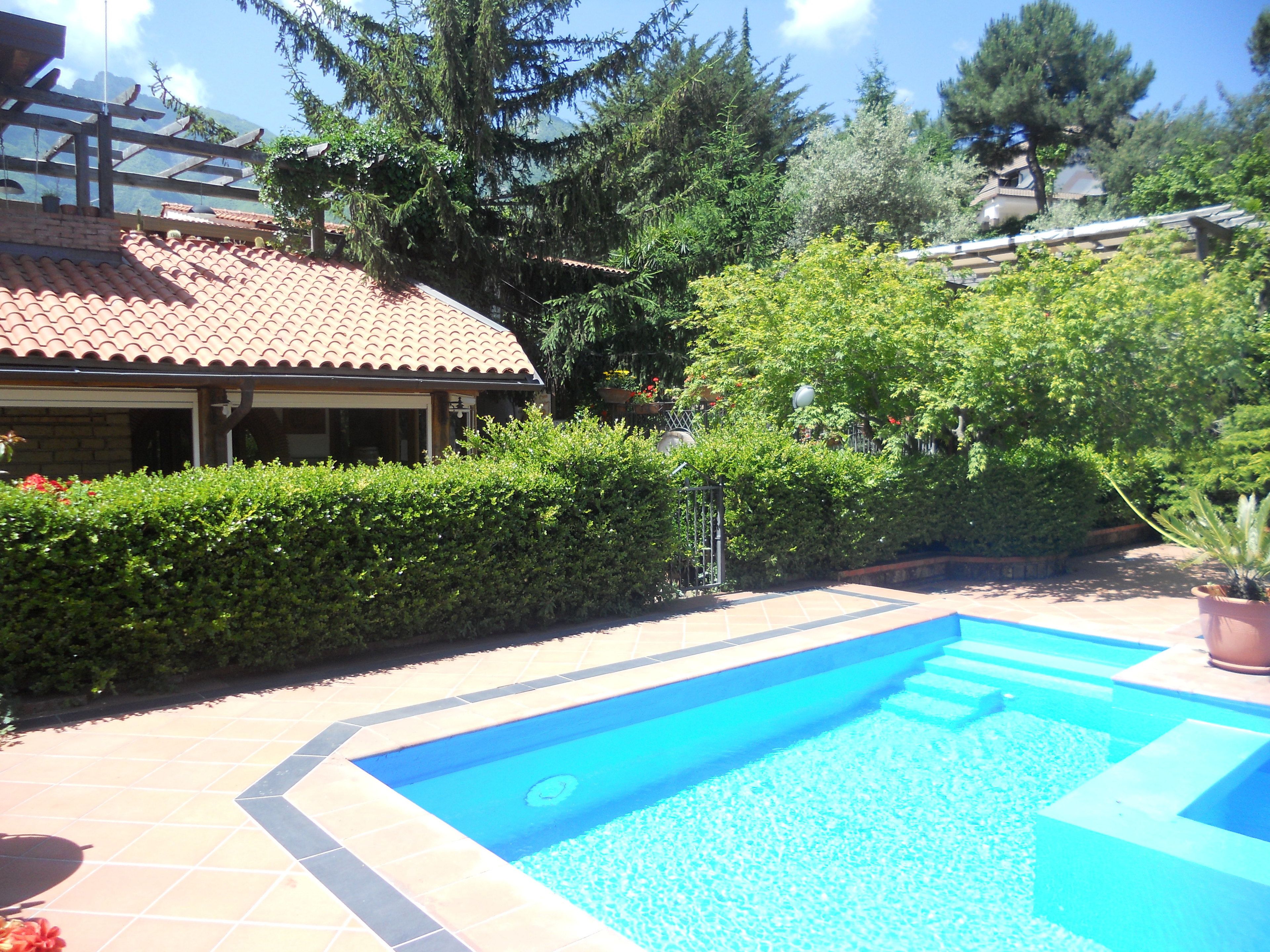 Außenpool (je nach Saison geöffnet), Liegestühle