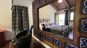Habitación triple Deluxe | Cortinas opacas y ropa de cama