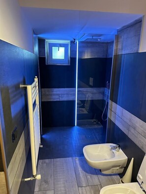 Rainfall showerhead, free toiletries, bidet, towels - Agriturismo La Casa del Ghiro (Pimonte)