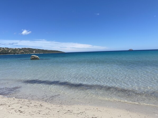 Sulla spiaggia, lettini da mare