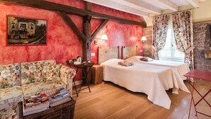 Une pièce avec un plafond en bois, un lit, un canapé et une table.